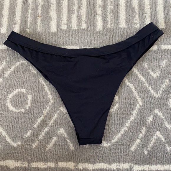 NWT DIPPIN DAISY’S BLACK BIKINI BOTTOMS - Picture 2 of 3
